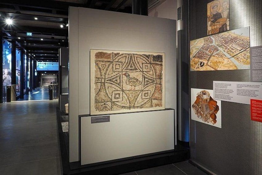 Een kunstgalerie met een groot, geometrisch kunstwerk. 4