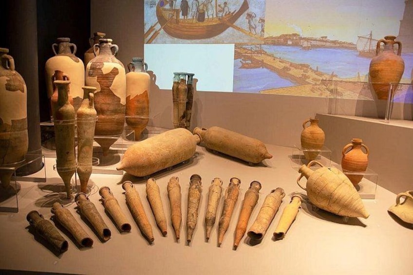 Oud aardewerk en artefact bewaard in een museum. 2