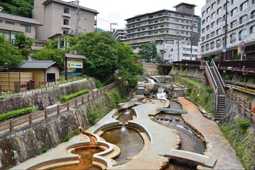 Ein traditioneller japanischer Wassergarten mit Steinwegen und einem kleinen Wasserfall. 3