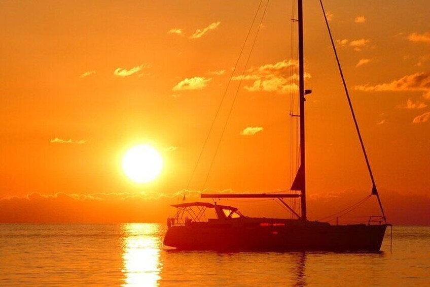 Un velero en aguas tranquilas durante el atardecer. 3