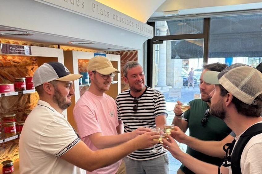 En grupp människor som skålar med drycker på en restaurang. 2