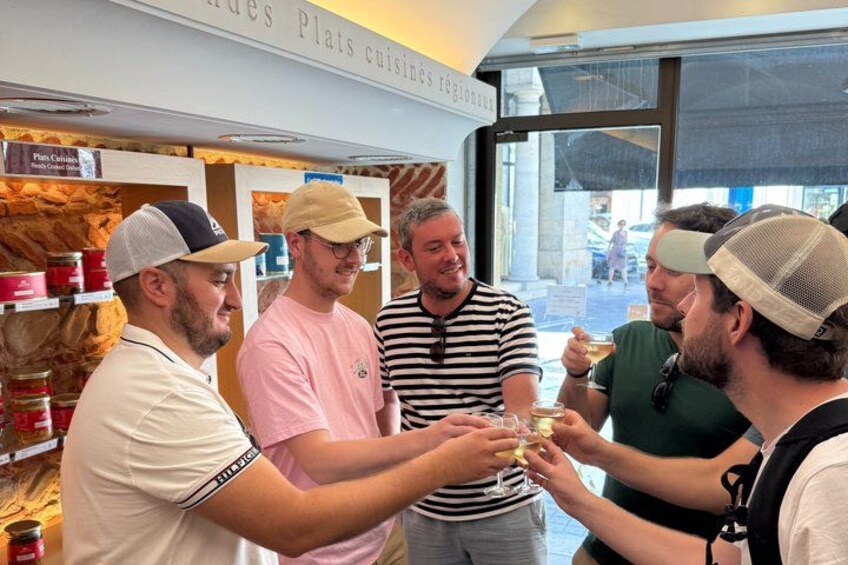 Een groep mensen proost met drankjes in een restaurant. 2