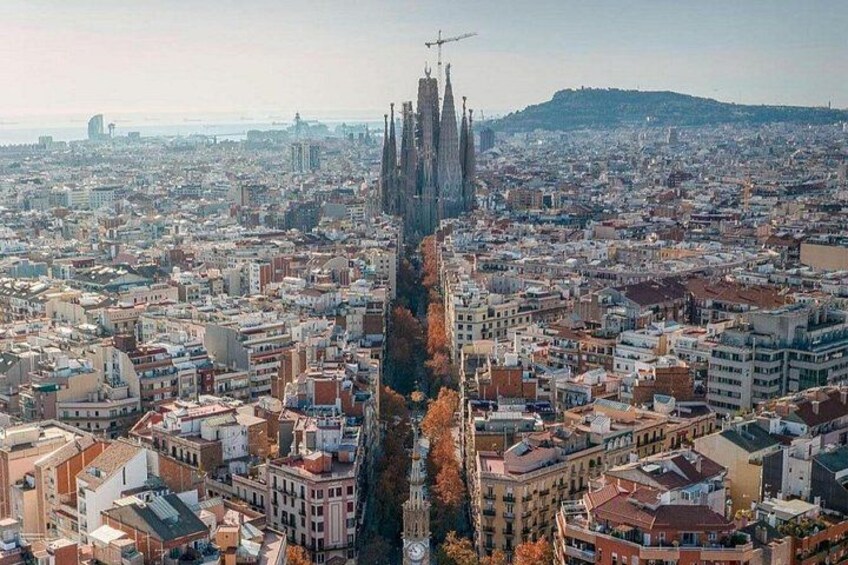 Eine Stadtansicht mit einem markanten Dom und einer Hügelkulisse im Hintergrund. 5