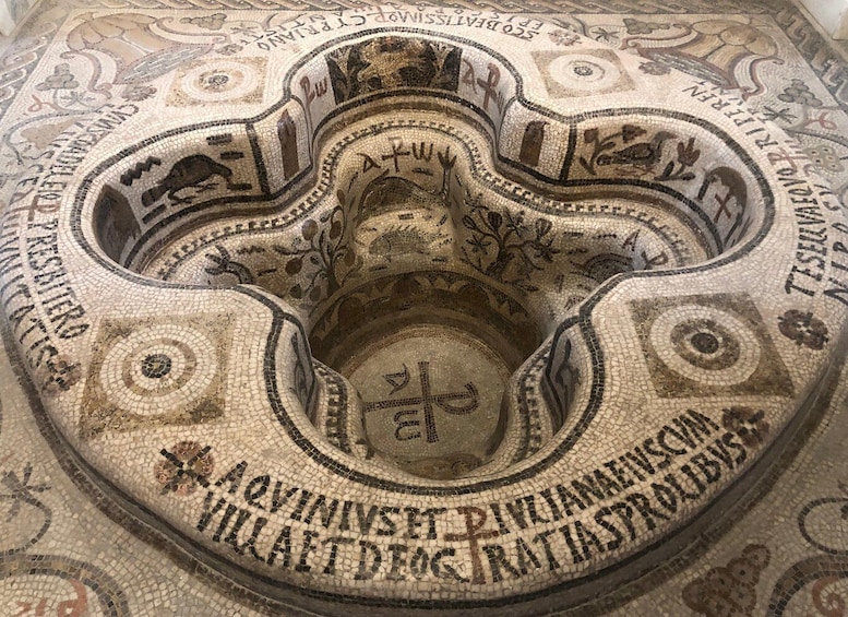 Ein detailliertes Mosaik mit Inschriften und geometrischen Mustern. 1