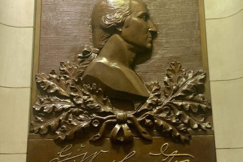 Un busto in bronzo con un motivo a foglia e l'iscrizione 'L. W. L.' 2