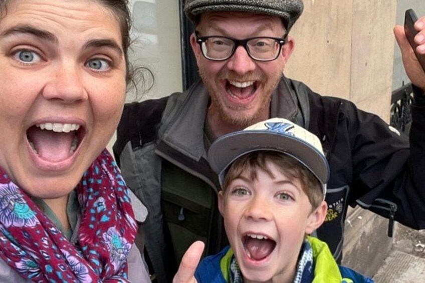 Eine Person mit Mütze und Jacke, eine andere Person mit gemustertem Schal und ein Kind in einer blauen Jacke. 3