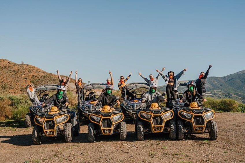 Quatre véhicules tout-terrain avec leurs conducteurs, un ciel dégagé et un paysage vallonné. 4