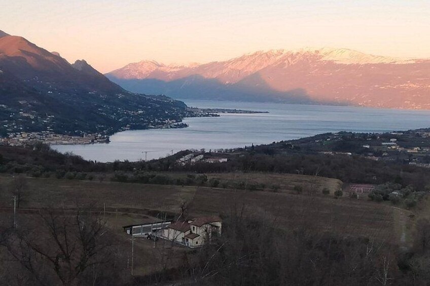 Eine Berglandschaft mit einem See, einer kleinen Siedlung und einem Gebäude im Vordergrund. 3