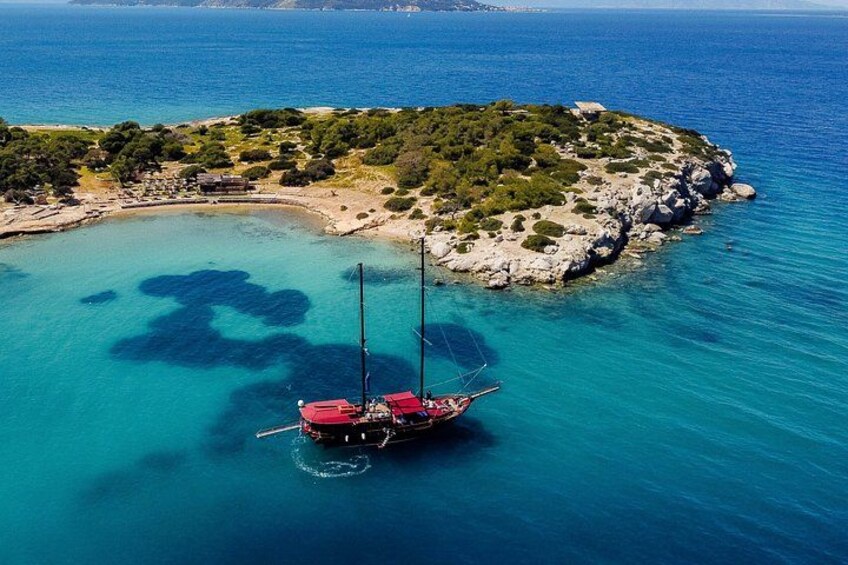 Une petite île avec un bateau ancré près du rivage. 1