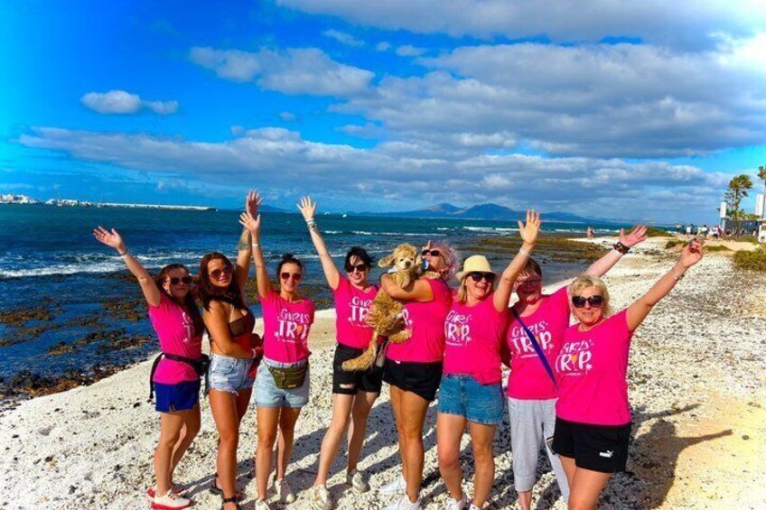 Un gruppo di persone su una spiaggia con cielo sereno e oceano sullo sfondo. 2
