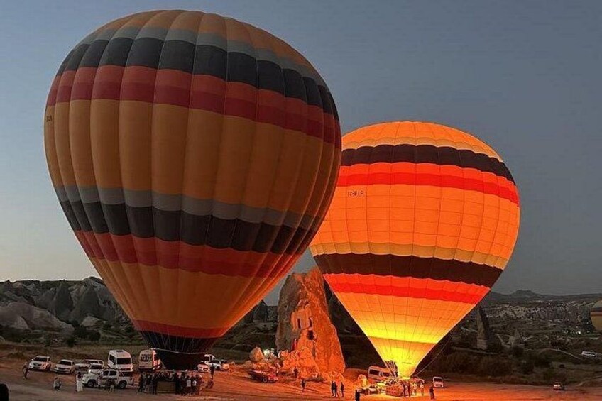 Due mongolfiere con mezzi di supporto a terra e persone. 1