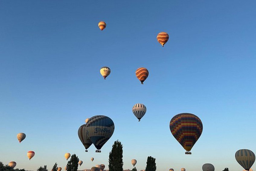 Mongolfiere nel cielo su sfondo azzurro. 3