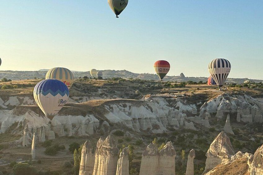 Mongolfiere su un paesaggio roccioso caratterizzato da formazioni rocciose particolari. 2