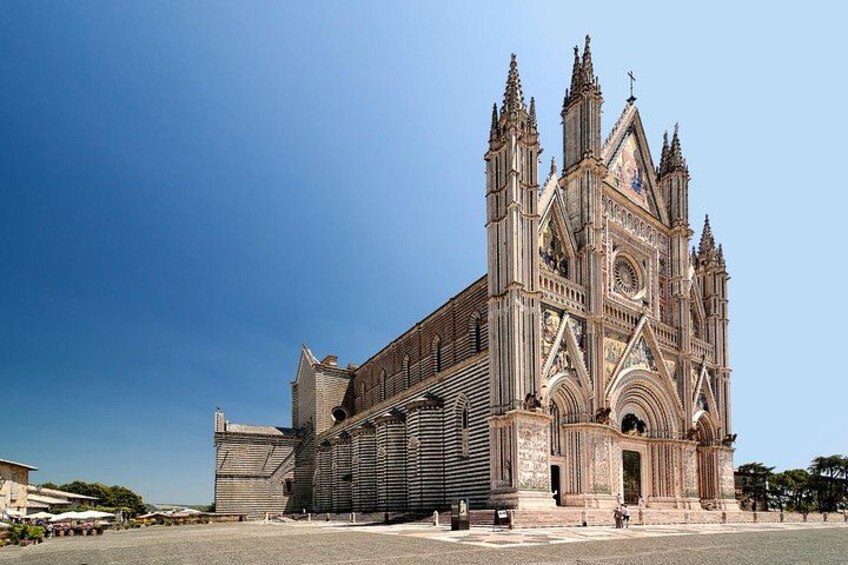 Una gran catedral de estilo gótico con múltiples agujas y ornamentación de piedra elaborada. 5