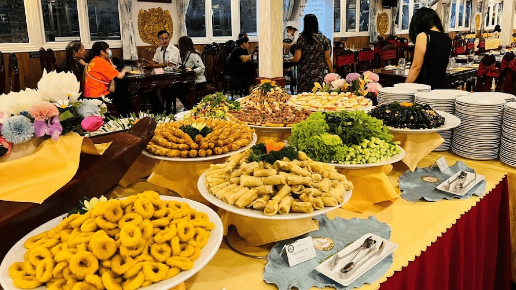 Un buffet con diversi piatti e un'elegante composizione floreale. 3
