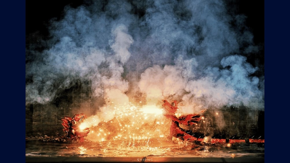 Una scultura di drago con effetti di fuoco e fumo. 4