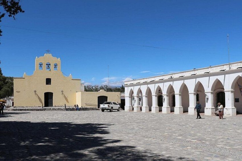 Un bâtiment historique doté d’un clocher et de passages voûtés. 2