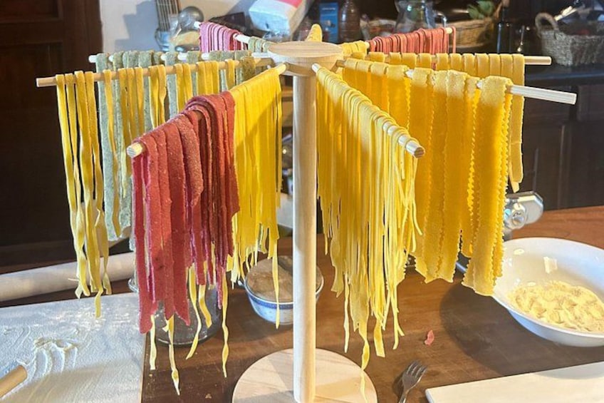 Pasta hænger til tørre på stativer. 1