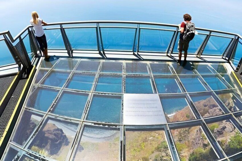 Dos personas en un mirador de cristal con vistas al paisaje. 4