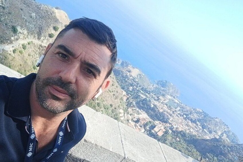 Una persona che si fa un selfie con un paesaggio montuoso sullo sfondo. 2