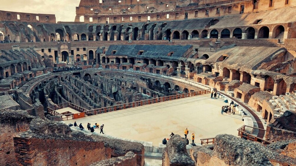 Un amphithéâtre antique doté de plusieurs niveaux de gradins et d’une scène centrale. 4