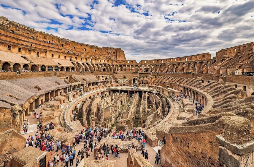Un amphithéâtre antique doté de plusieurs niveaux de gradins et d’une scène centrale. 5