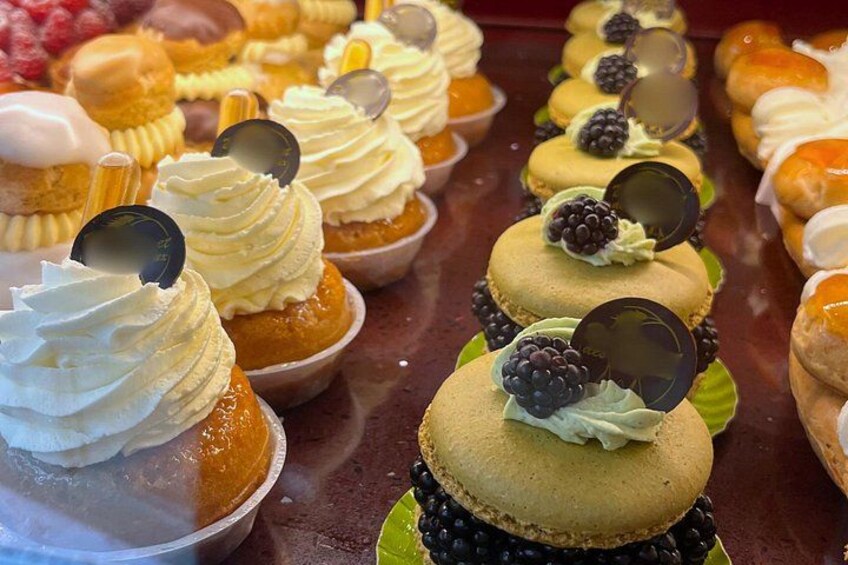 Una variedad de postres, como cupcakes y pasteles, dispuestos sobre una mesa. 1