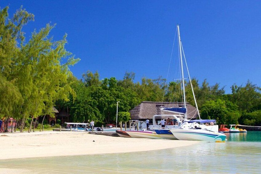 Mauritius Catamaran Cruise to Ile Aux Cerfs with BBQ Lunch 2