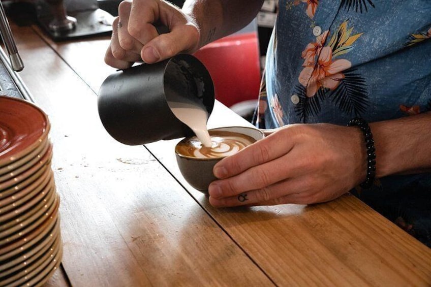 Une personne verse du lait dans une tasse de café. 4