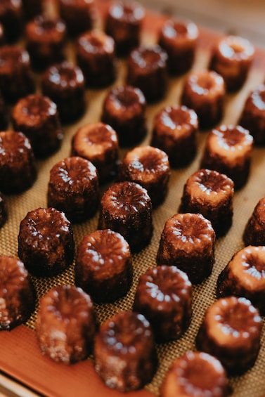 Une plaque de beignets glacés disposés en rangées. 3