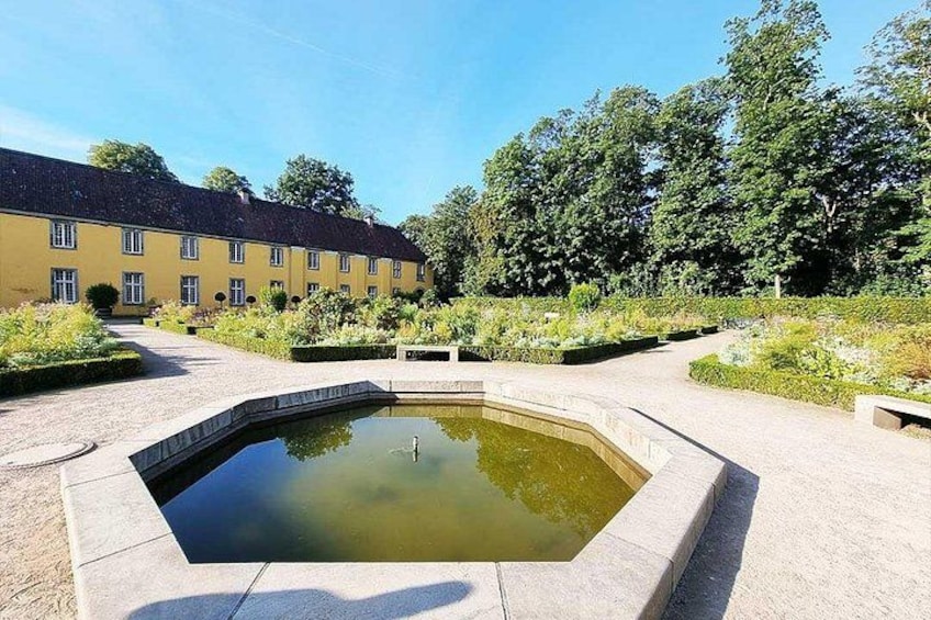 Private audio book city rally at Benrath Castle in Düsseldorf 5