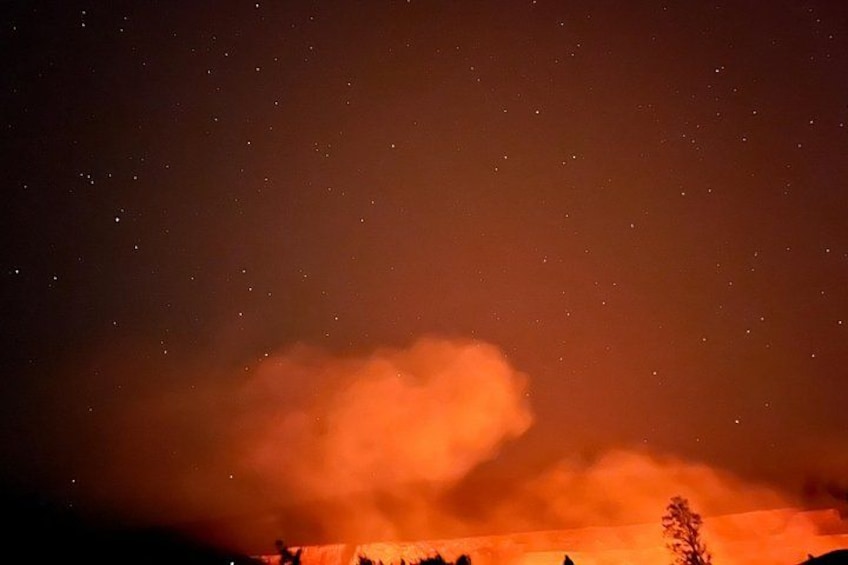 Een nachthemel met sterren en een grote oranje wolk. 4