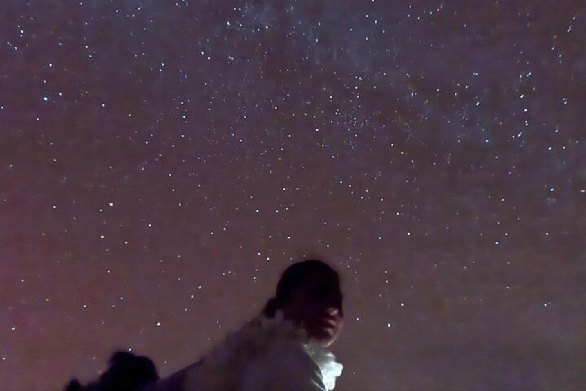 Une personne se tient sous un ciel étoilé. 2
