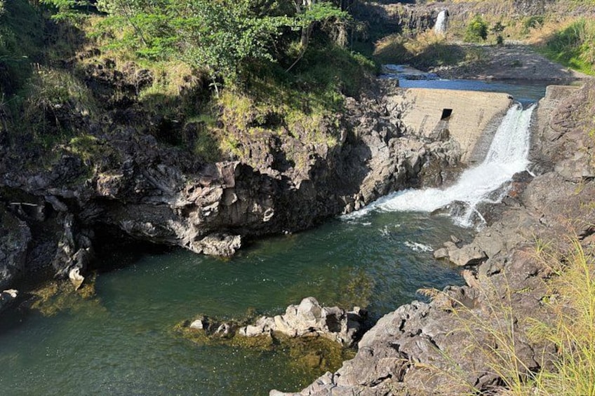 Ein Wasserfall, felsiges Gelände und ein Fluss. 2