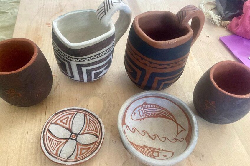 Une collection de poteries ornées de motifs géométriques et de motifs représentant des poissons. 1