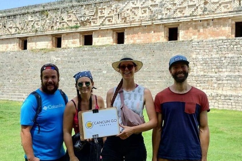 Eine Gruppe von Menschen steht vor einer alten Steinarchitektur mit Hieroglyphen. 4
