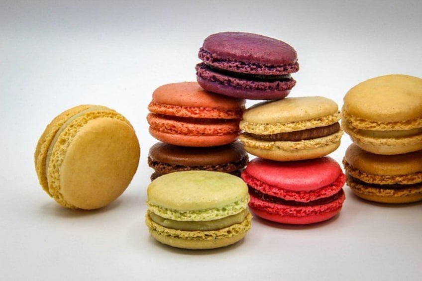 Una pirámide con una colección de macarons de colores. 2