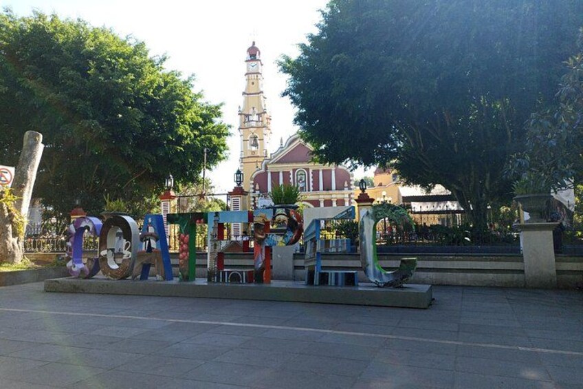 Take a photo with the Parish of San Jerónimo in the background 5