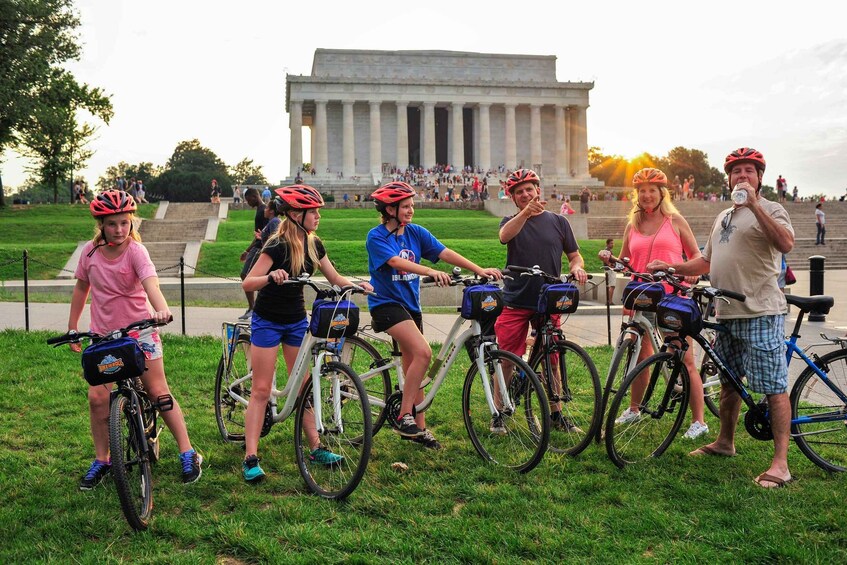 Un gruppo di persone in bicicletta di fronte al Lincoln Memorial. 1