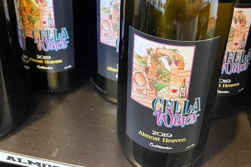 En flaske Cella Wines 2019 Almost Heaven Chardonnay. 4