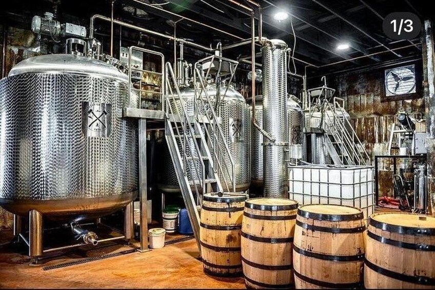 Rustfrie ståltanke, egetræsfade og en trappe i et bryggeri. 5