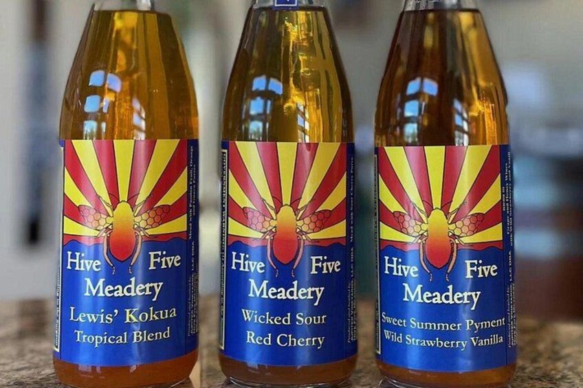 Tre flasker med honning fra et meadery, med etiketter. 3