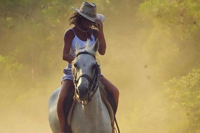 Una persona cavalca un cavallo in un ambiente naturale. 2