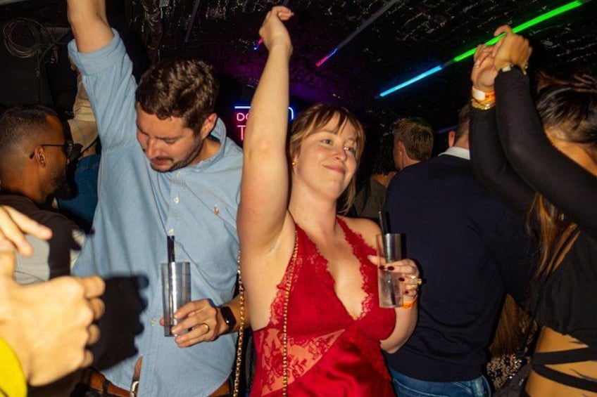 Una persona con un vestido rojo bailando en una fiesta. 2