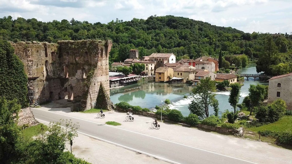 E-bike adventure among villages and medieval castles 1