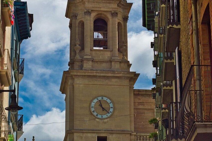 Un campanario con un cielo despejado al fondo. 5