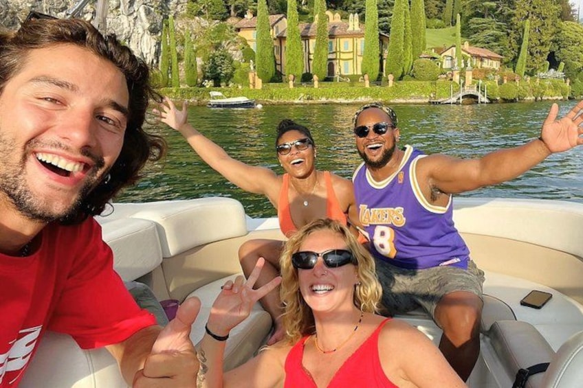 Un bateau sur un lac, avec des personnes à bord. 1