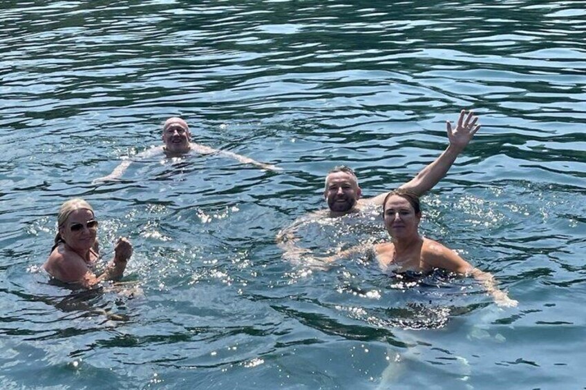 Quattro persone nuotano in acqua. 4