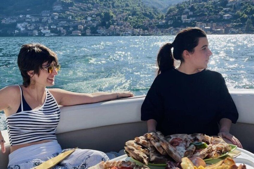 Zwei Personen in einem Boot mit Blick auf eine Küstenstadt und das Meer. 2