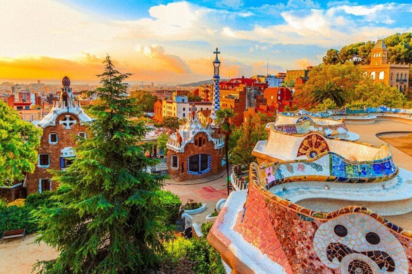 Une vue sur un paysage urbain caractérisé par une architecture remarquable, avec notamment un grand arbre et un bâtiment à l’architecture originale. 1